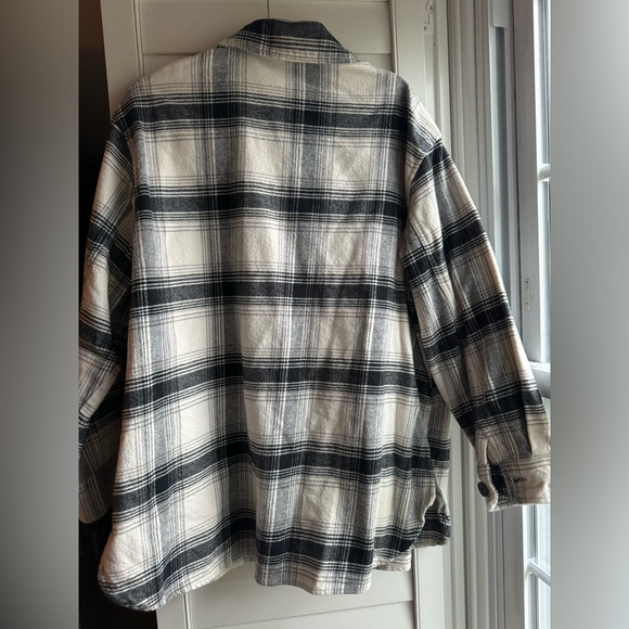 Sanctuary Plaid shacket black white gray
(heavier weight flannel) Size 1X EUC - Picture 4 of 7